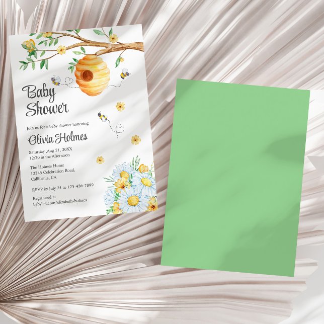 Niedliche Honey Bee und Chamomille Baby Dusche Einladung (Cute Honey Bee and Chamomille Baby Shower Invitation on a sunny white dry palm leaf.)