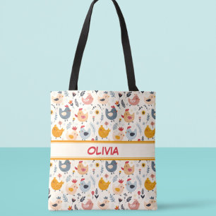 Niedliche Hühner im landwirtschaftlichen Betrieb P