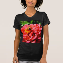 Niedliche Hummel aus roter Koralle T-Shirt