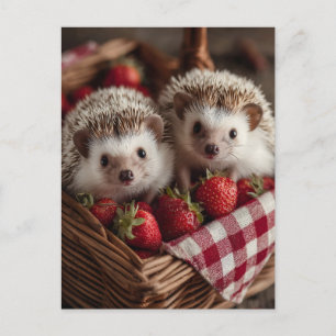 Niedliche Igel, die aus einem Erdbeerkorb herauspi Feiertagspostkarte