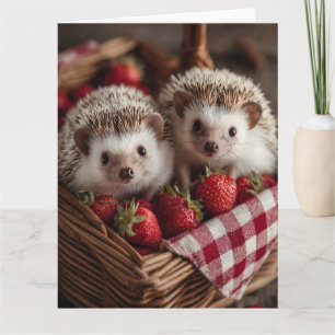 Niedliche Igel, die aus einem Erdbeerkorb herauspi Karte