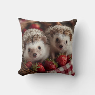 Niedliche Igel, die aus einem Erdbeerkorb herauspi Kissen