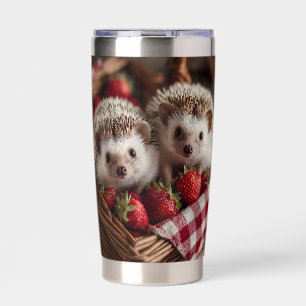 Niedliche Igel, die aus einem Erdbeerkorb herauspi Thermobecher