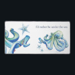 Niedliche, individuell anpassbare Küstenstreifen-D Schreibtischunterlage<br><div class="desc">Dieser niedliche Desktop ist mit original Aquarellktopus und Seestern in Blautönen mit den anpassbaren Worten "Ich möchte lieber unter dem Meer sein" ausgestattet. Personalisieren Sie, wie Sie wollen. Eine charmante Idee für eine kleine Küsten-Büro- und Schreibtischdekoration. Kunst und Design von Victoria Grigaliunas. Weitere Ideen zur Stranddekoration finden Sie unter www.zazzle.com/dotellabelle...</div>