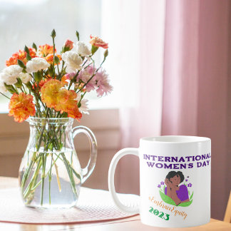 Niedliche Internationale Tasse für Frauen am Tag d