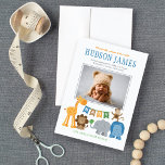 Niedliche Jungle Animals Baby Boy Blue Foto Birth Ankündigung<br><div class="desc">Eine Gruppe von Dschungeltierfreunden,  darunter ein Löwe,  Giraffe,  Vogel,  Affe,  Elefant und Hippo,  treffen sich,  um einen kleinen Jungen auf dieser modernen und süßen Safari-Geburtsankündigungskarte mit Foto zu begrüßen. Polka Punkt und Streifen Muster Akzente. Blau mit Grün,  Orange,  Blau,  Bräune,  Braun und Grautönen.</div>