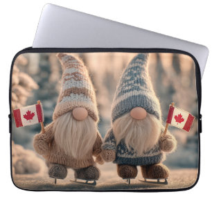 Niedliche kanadische Gnomes Ice Skaten in Snowy Wi Laptopschutzhülle