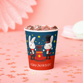 Niedliche Kaninchenmagier auf Bühne Magischer Gebu Pappbecher