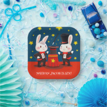 Niedliche Kaninchenmagier auf Bühne Magischer Gebu