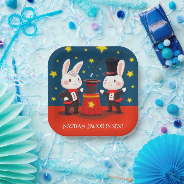 Niedliche Kaninchenmagier auf Bühne Magischer Gebu Pappteller (Party)