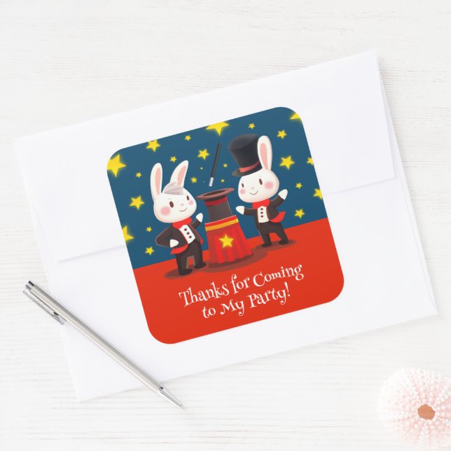 Niedliche Kaninchenmagier auf Bühne Magischer Gebu Quadratischer Aufkleber (Umschlag)