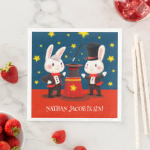 Niedliche Kaninchenmagier auf Bühne Magischer Gebu