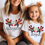 Niedliche Karierte Rentierkleckername passend T-Shirt<br><div class="desc">Individuell gestaltbarer Name und Text-Design mit niedlichen rustikalen Büffel karierte Muster Rentierfischer mit Weihnachtsbeleuchtung. Dieses Design würde großartig funktionieren,  um familiengerechte T - Shirt für Weihnachtsfeiern zu schaffen.</div>