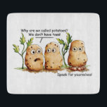 Niedliche Kartoffeln haben Zehen Funny Potato Pun  Schneidebrett<br><div class="desc">Niedliche und lustige Potato Cartoon/Comic Illustration. Warum heißen wir Kartoffeln? Wir haben keine Zehen. Man hat große Füße mit großen Zehen und sagt: Sprich für dich! Hübsche braune Kartoffeln Zeichnend Art Design. Humorales grafisches Bild. Zeichn von Donna Léger von Irony Designs.</div>