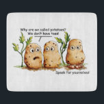Niedliche Kartoffeln haben Zehen Funny Potato Pun  Schneidebrett<br><div class="desc">Niedliche und lustige Potato Cartoon/Comic Illustration. Warum heißen wir Kartoffeln? Wir haben keine Zehen. Man hat große Füße mit großen Zehen und sagt: Sprich für dich! Hübsche braune Kartoffeln Zeichnend Art Design. Humorales grafisches Bild. Zeichn von Donna Léger von Irony Designs.</div>