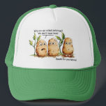 Niedliche Kartoffeln haben Zehen Funny Potato Pun  Truckerkappe<br><div class="desc">Niedliche und lustige Potato Cartoon/Comic Illustration. Warum heißen wir Kartoffeln? Wir haben keine Zehen. Man hat große Füße mit großen Zehen und sagt: Sprich für dich! Hübsche braune Kartoffeln Zeichnend Art Design. Humorales grafisches Bild. Zeichn von Donna Léger von Irony Designs.</div>