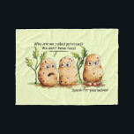 Niedliche Kartoffeln hat Zehen Funny Potato Pun Gr Fleecedecke<br><div class="desc">Niedliche und lustige Potato Cartoon/Comic Illustration. Warum heißen wir Kartoffeln? Wir haben keine Zehen. Man hat große Füße mit großen Zehen und sagt: Sprich für dich! Hübsche braune Kartoffeln Zeichnend Art Design. Humorales grafisches Bild. Zeichn von Donna Léger von Irony Designs.</div>