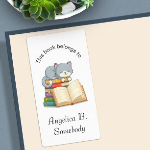 Niedliche Katze auf einem Buchstapel - Buchzeichen