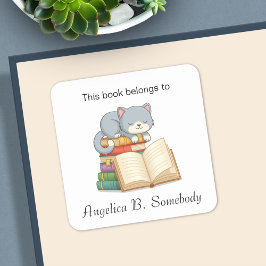 Niedliche Katze auf einem Buchstapel - Buchzeichen Quadratischer Aufkleber