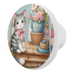 Niedliche Katze auf Veranda mit Blume & Patchwork Keramikknauf