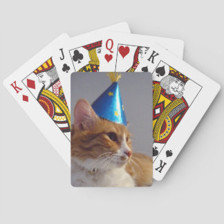 Niedliche Katze, die blauer Party-Hut-Spielkarten Spielkarten