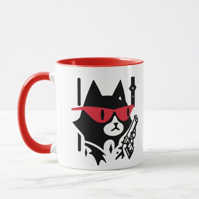 Niedliche Katze, die eine Waffe hält Tasse (Links)