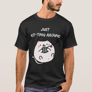 Niedliche Katze, die nur um eine unterhaltende Kit T-Shirt