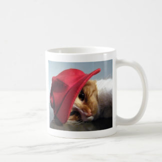 Niedliche Katze, die rote Kappen-Tasse trägt Tasse