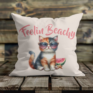 Niedliche Katze fühlt sich am Strand wohl Kissen