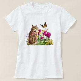 Niedliche Katze im Blumengarten mit Schmetterling T-Shirt
