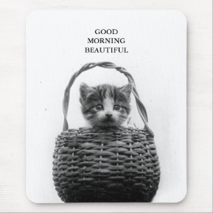 Niedliche Katze in einem Korb-Vintagen Foto Mousepad
