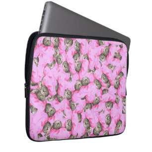 Niedliche Katze in einem rosa Caps-Muster zufällig Laptopschutzhülle