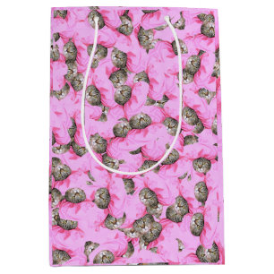 Niedliche Katze in einem rosafarbenen Patternpapie Mittlere Geschenktüte