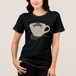 niedliche Katze in einer Tasse Tri-Blend Shirt