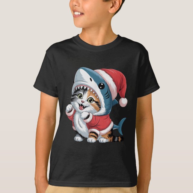 Niedliche Katze in Haikostüm mit Weihnachtsmannmüt T-Shirt (Vorderseite)
