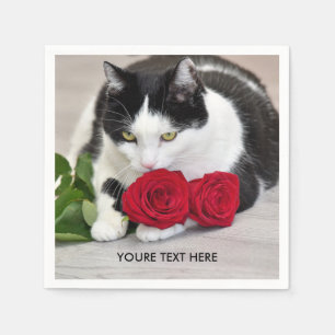 Niedliche Katze mit der roten Rose Serviette