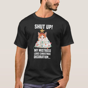 Niedliche Katze mit Märchenleuchten verschließt di T-Shirt