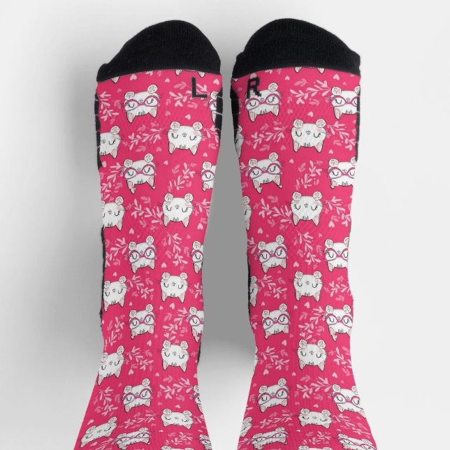 Niedliche Katze mit rosa Socken | Adortable Feline (Oben)