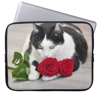 Niedliche Katze mit rote Rose Laptopschutzhülle