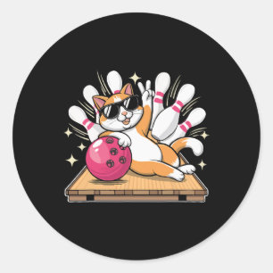Niedliche Katze mit Sungles Katze Bowling spielen Runder Aufkleber