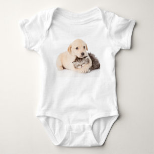 niedliche Katze schläft in den Händen des Hundes Baby Strampler