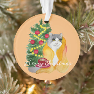 Niedliche Katze unter einer gemütlichen Decke mit Ornament