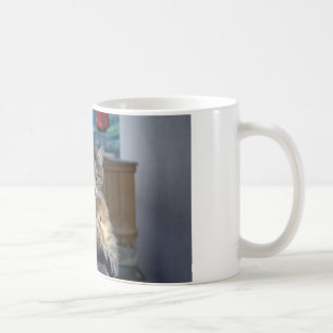Niedliche Katze unterbrochen, während sie wächst Tasse