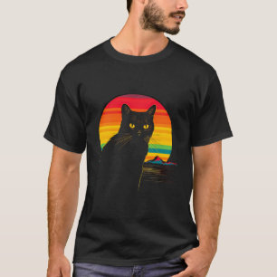 Niedliche Katze vor Regenbogenkatzen, die über dem T-Shirt