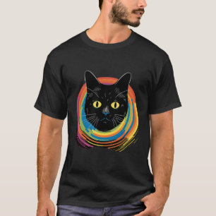 Niedliche Katze vor Regenbogenkatzen, die über dem T-Shirt
