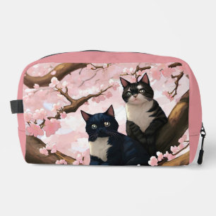 Niedliche Katzen auf einem Kirschblütenbaum Waschbeutel