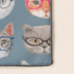 Niedliche Katzen, die Glas-Muster tragen Schal<br><div class="desc">Ein Bündel entzückende Schauspiele,  die Kätzchen tragen,  sind die Hauptsterne dieses Hand-illustrierten Entwurfs. 

Sehen Sie meinen veranschaulichenprozeß über www.instagram.com/arncyn an</div>