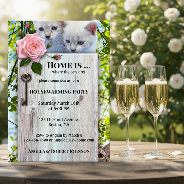 Niedliche Katzen Liebhaber häusliche Aufwärmung Ei Einladung (Housewarming invitation featuring two cute kitties on a rustic wood board with key with pink rose)