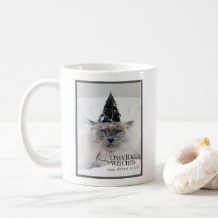 Niedliche Katzenjacke nur mit Rücken der Zähne Kaffeetasse