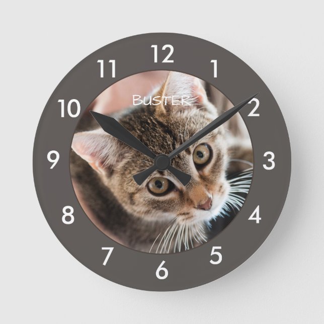 Niedliche Katzenkatze Personalisierte Uhr (Vorderseite)